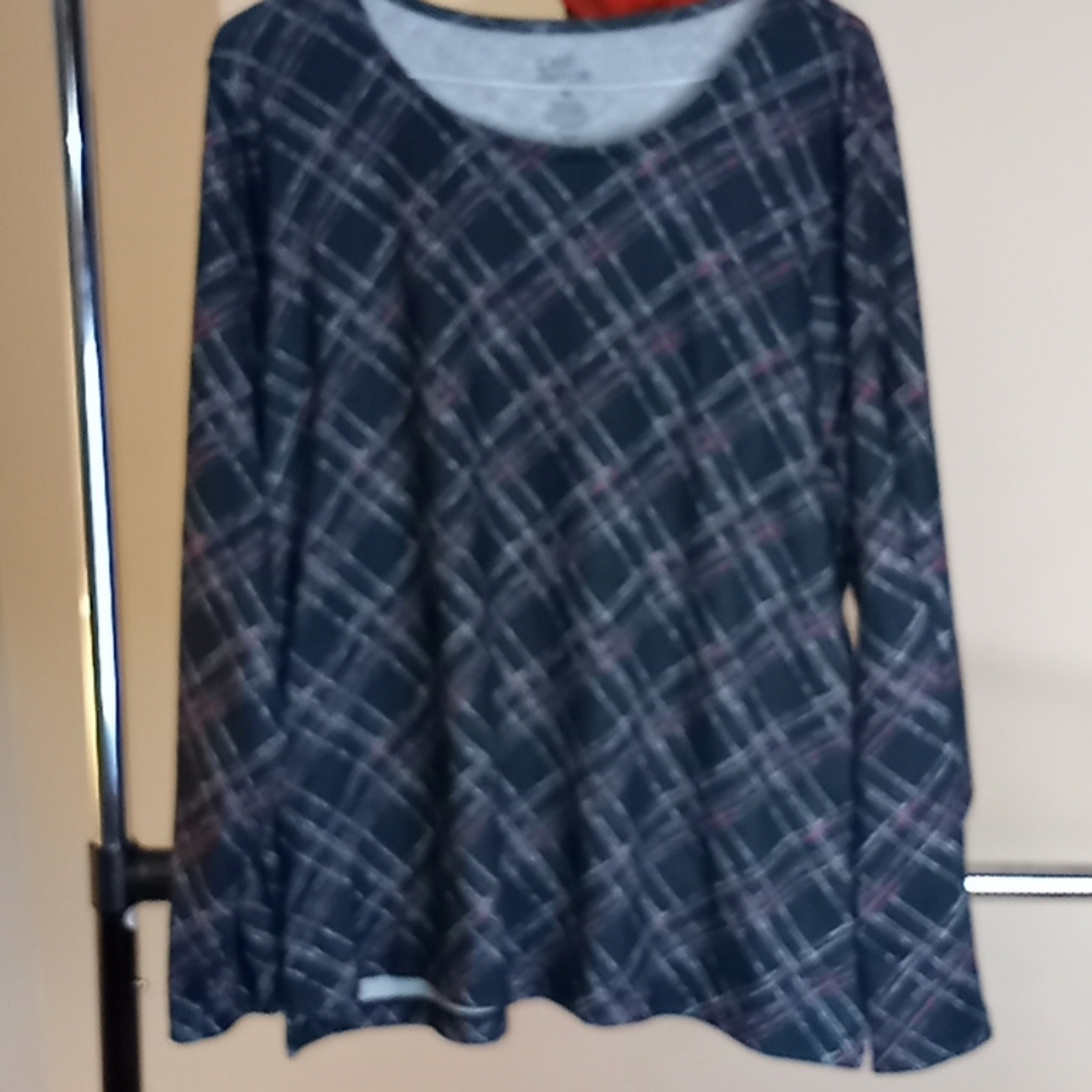 Charcoal gray long sleeve tee